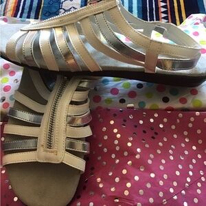 ⬇️LOWEST❌NWT AEROSOLES Sz9.5 is WHITE/SILVER SANDALS